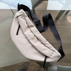 EVERLANE NWT beige Belt Bag with Black Strap